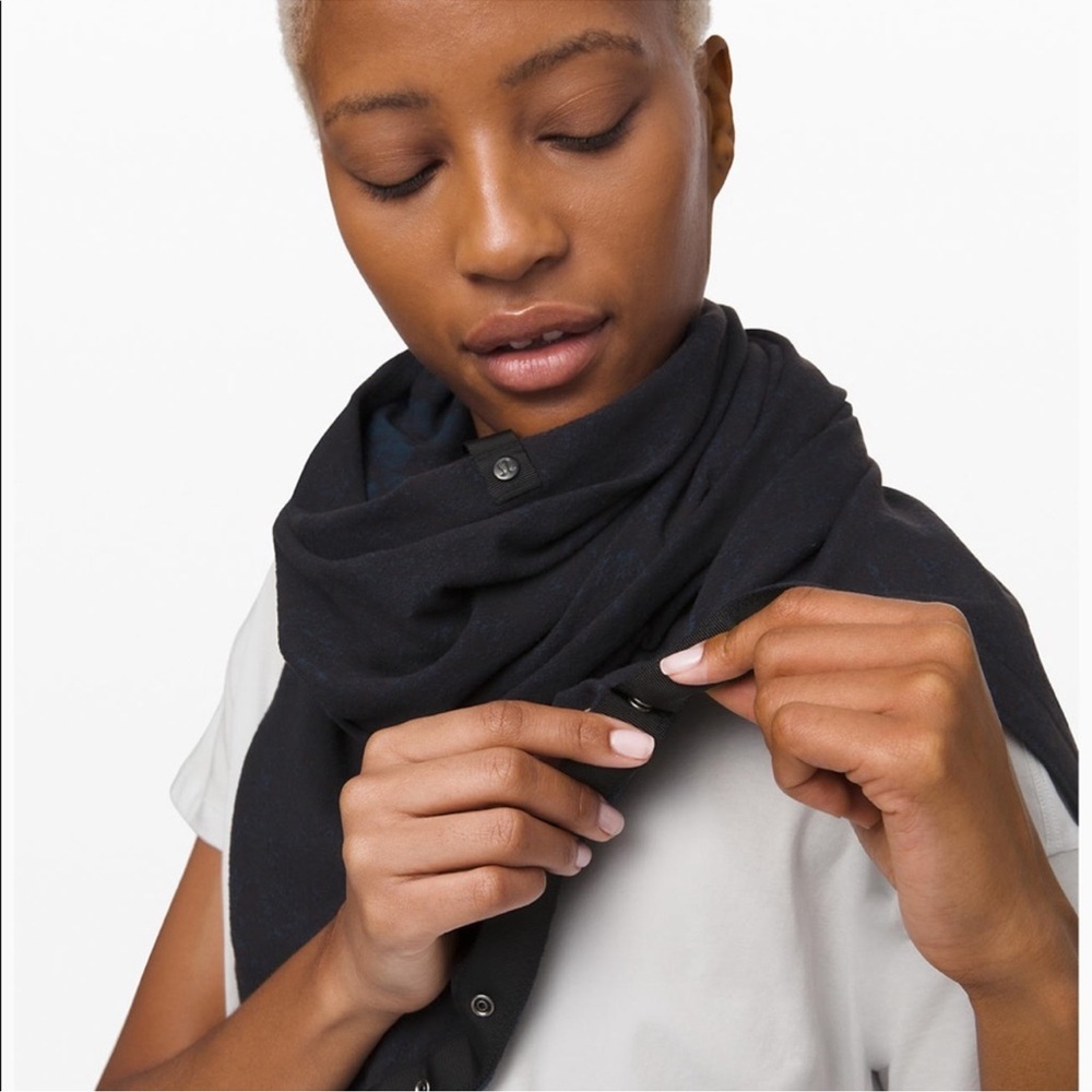Lululemon Snap Scarf, solid black